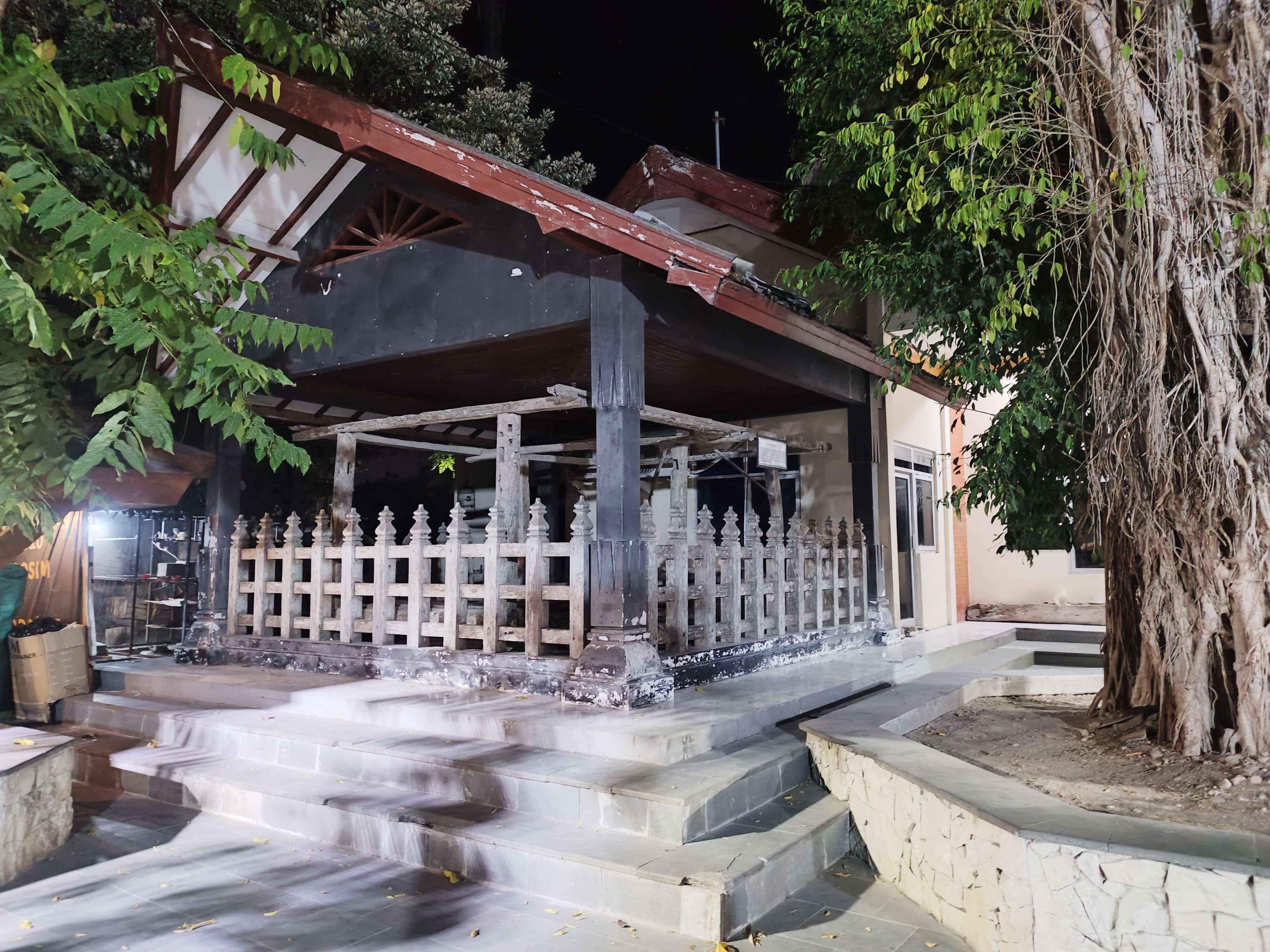 Peninggalan di Makam Sunan Popoh Blitar